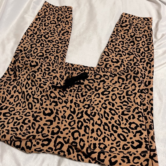 SET: Torrid Super Soft Fleece Leopard Raglan Sweatshirt/Jogger 1X - Picture 14 of 16